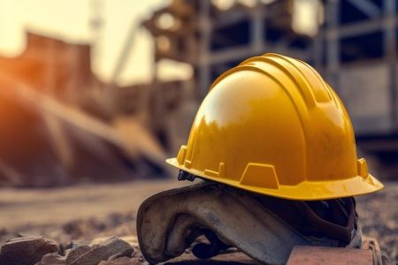 Photo construction site and helmet hat i…